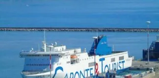 Nel primo pomeriggio di oggi due uomini, un Primo Ufficiale e un Secondo Ufficiale in servizio sulla nave Cartour Delta sono stati travolti (mentre erano a terra) da un trattore ralla della impresa portuale che – secondo le prime ricostruzioni – durante le operazioni commerciali manovrava in retromarcia su una banchina del porto di Salerno