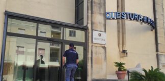 Marina di Modica: il Questore di Ragusa, dr. Vincenzo Trombadore, ha emesso un provvedimento di Daspo Urbano, nei confronti di un uomo trovato in possesso di diverse dosi di sostanza stupefacente e della somma di 360 euro in banconote di vario taglio