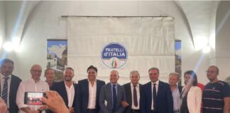 “Lavoriamo insieme per Mazzarino e per tutta la provincia”: è il tema che hanno trattato i vertici regionali del partito Fratelli d’Italia che lunedì pomeriggio si sono ritrovati a Mazzarino presso la sala del palazzo Alberti alla presenza di Salvo Pogliese, senatore della Repubblica; Giuseppe Catania, deputato regionale; Giampiero Cannella, coordinatore del partito per la Sicilia Occidentale; Fabiano Lomonaco, coordinatore provinciale; Sandra Bennici, responsabile enti locali e Vincenzo D’Asaro, coordinatore comunale