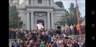Dopo le ore 16.00 di oggi 16 settembre 2023 a Messina si sono celebrate presso la Chiesa di Ganzirri le esequie del compianto 29enne Antonino Donato tragicamente morto giovedì scorso mentre si trovava al Porto di Salerno durante le operazioni di imbarco sulla nave ‘Cartour Delta’ nella quale lavorava come dipendente della Società messinese ‘Caronte & Tourist’