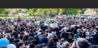 All’arrivo al Duomo di Vercelli un migliaio di persone ha accolto il feretro, in una bara bianca, di Kevin Laganà , la più giovane vittima tra gli operai uccisi da un treno a Brandizzo (Torino) il 30 agosto