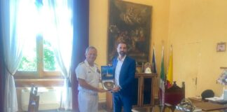 Il sindaco Federico Basile ha ricevuto oggi a Palazzo Zanca, in visita di commiato il Comandante del Nucleo Supporto Logistico della Marina Militare di Messina Paolo Florentino, accompagnato dal Capitano di Vascello Bruno Viafora