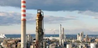 «L’emanazione del decreto governativo sull’Isab di Priolo, da parte dei ministri Urso e Pichetto Fratin, consente l’immediato avvio degli interventi per assicurare il rispetto dei valori soglia ambientali, tutelando la salute dei cittadini e garantendo, al contempo, la piena riattivazione degli impianti di depurazione consortile»