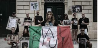 Attivisti degli animali hanno protestato davanti all’Ambasciata d’Italia a Floriana contro l’uccisione di dieci maiali durante un raid della polizia a Pavia, in Lombardia, su ordine dalle autorità italiane a causa del timore di un’epidemia di peste suina africana