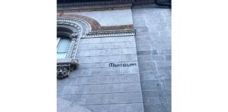 Quel palazzo – il cosiddetto Palazzo Magaudda di via Castellammare – il grande architetto Gino Coppedè lo progettò e lo costruì fra il 1920 e il 1921: difficilmente avrebbe potuto scriverci sulla facciata “Mussolini”