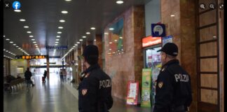 La Polizia Ferroviaria di Messina ha tratto in arresto un giovane ventenne di Messina, accusato della spendita e introduzione di monete false