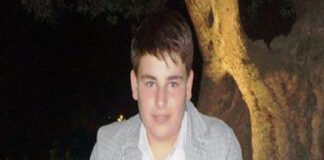 Nove mesi di reclusione sono stati richiesti per la presidente di Gemmo S.p.a., Susanna Gemmo, e per un manager della società, Francesco Trimarchi, nel processo per la tragica morte di Salvatore D’Agostino, un quindicenne di Gaggi deceduto nel 2016 dopo essere stato folgorato urtando un faretto nella piazza del suo paese mentre giocava a calcio con gli amici