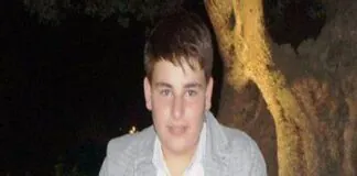 Nove mesi di reclusione sono stati richiesti per la presidente di Gemmo S.p.a., Susanna Gemmo, e per un manager della società , Francesco Trimarchi, nel processo per la tragica morte di Salvatore D’Agostino, un quindicenne di Gaggi deceduto nel 2016 dopo essere stato folgorato urtando un faretto nella piazza del suo paese mentre giocava a calcio con gli amici