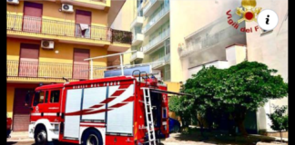 I Vigili del Fuoco del distaccamento di Milazzo hanno dimostrato ancora una volta la loro straordinaria dedizione e competenza oggi, quando sono intervenuti in modo tempestivo per spegnere un incendio in un’abitazione a Barcellona Pozzo di Gotto