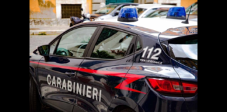 Dopo aver ucciso la madre, ha preso il corpo e lo ha inserito in un sacco per sigillarlo… nascondendolo in un armadio in camera da letto