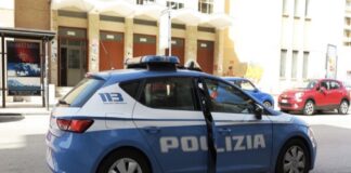 Nell’ambito della quotidiana lotta al consumo ed allo spaccio di sostanze stupefacenti intrapresa dalla Questura nelle cosiddette piazze dello spaccio siracusano, agenti delle Volanti in servizio di controllo del territorio, pattugliando con particolare attenzione via Santi Amato hanno rinvenuto e sequestrato numerose dosi di sostanze stupefacenti