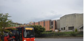 L’Amministrazione comunale, al fine di agevolare gli studenti interessati allo spostamento in sedi temporanee, a causa di interventi di edilizia scolastica e messa in sicurezza delle scuole di appartenenza, rende noto che, pur non essendo residenti nella sede temporanea, possono usufruire dell’abbonamento gratuito per il trasporto pubblico locale sui mezzi ATM SpA, così come previsto dalla L.R. n. 24/73 e successive modifiche e integrazioni con L.R. n. 14 del 3.10.2002 e L.R. n.4 del 16.04.2003