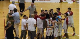 La Basket School Messina tira fuori gli artigli e firma l’impresa, di quelle tanto care a coach Pippo Sidoti: la squadra peloritana nell’impegno domenicale batte la corazzata Siaz Piazza Armerina per 79-76 al termine di una partita spettacolare per emozioni ed intensità, di fronte al pubblico delle grandi occasioni che ha sostenuto a gran voce gli scolari