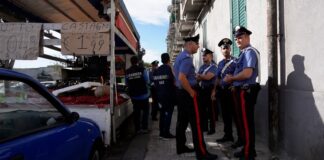 Nella mattina di oggi 27 ottobre 2023, un dispiegamento di carabinieri si è verificato a Messina per contrastare il fenomeno dell’ambulantato selvaggio
