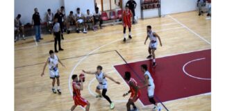 Una convincente Basket School Messina conquista la terza vittoria di fila in serie B: la formazione peloritana, seguita al PalaArcidiacono da 50 appassionati tifosi, espugna con autorità il parquet del Cus Catania (72-84 il finale), al termine di un match combattuto e caratterizzato da percentuali stellari dall’arco degli etnei nei primi 25 minuti (12/18)