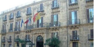 La bandiera di Israele (Paese il cui Popolo sabato scorso è stato violentemente bombardato dalle milizie di Hamas) proiettata sulla facciata di Palazzo d’Orléans…, in segno di solidarietà