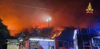 Una serie di incendi di vegetazione ha colpito diverse aree della provincia di Messina, coinvolgendo un contingente di 67 vigili del fuoco che si sono attivamente impegnati nel combattere le fiamme