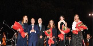 Un concerto dell’Orchestra sinfonica siciliana, diretto da Beatrice Venezi, e una serata tra i giardini di Palazzo d’Orléans per celebrare i vincitori della prima edizione del Premio Giuseppe Alessi, istituito dal governo Schifani per valorizzare uomini e donne che in Sicilia si sono distinti per il loro impegno etico, sociale, culturale e artistico in favore della comunità: un’edizione dedicata alla letteratura, che ha visto protagonisti tre talenti siciliani: Catena Fiorello Galeano, autrice, conduttrice tv e scrittrice; Stefania Auci, scrittrice che ha raggiunto il successo con i romanzi sulla famiglia Florio; Salvo Toscano, giornalista e autore noir con la saga dei fratelli Corsaro