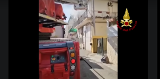 Intorno alle 12:20 di oggi, i Vigili del Fuoco del Comando di Messina sono stati chiamati a intervenire in una situazione di emergenza a Briga Marina, dove un violento incendio aveva colpito un appartamento