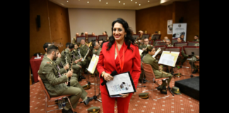 La messinese avv. Silvana Paratore è stata chiamata a presentare a Tivoli il concerto della Banda nazionale dell’Esercito Italiano fondata nel 1964 e composta da 102 orchestrali, un archivista, un Maestro Direttore, un Maestro Vicedirettore tutti reclutati tramite concorso nazionale