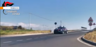 I Carabinieri del Nucleo Radiomobile della Compagnia di Palagonia hanno arrestato un 26enne catanese, già noto alle Forze dell’Ordine, per il reato di detenzione ai fini di spaccio di sostanze stupefacenti e resistenza a Pubblico Ufficiale
