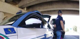 Gli agenti della Sezione Polizia Stradale di Caltanissetta, nel corso dei servizi di controllo del territorio, hanno notato un’autovettura che presentava la targa posteriore del veicolo con un evidente difformità