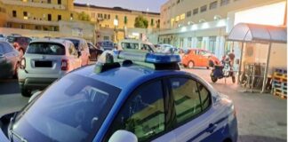 Momenti di paura nel pomeriggio di oggi 11 ottobre 2023 in un supermercato del centro città: un uomo ha cercato di portare via bottiglie e altri generi alimentari dal “Famila” di via La Farina, ma i dipendenti se ne sono accorti e lo hanno bloccato all’uscita