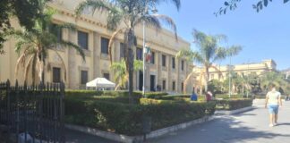 Morta il 2 ottobre scorso dopo tre interventi chirurgici eseguiti all’ospedale Papardo: è questa la triste vicenda dell’80enne Silvana Bellirè, originaria di Bagnara, che dopo il ricovero urgente nel grande ospedale di contrada Sperone per un problema all’addome non ce l’ha fatta… adesso, dopo la denuncia presentata in Procura a Messina da uno dei figli, che è assistito come parte offesa dagli avvocati Giovanni e Giulia Mannuccia, il sostituto procuratore Roberta La Speme ha aperto un’inchiesta, al momento contro ignoti