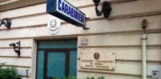 I carabinieri della Stazione di Roma Porta Portese, su delega della procura di Roma, hanno eseguito ordinanze, emesse dal gip del Tribunale di Roma, nei confronti di tre persone, due destinatarie della custodia cautelare in carcere, e una destinataria dell’obbligo di presentazione in caserma, poiché gravemente indiziate, a vario titolo, dei reati di truffa, sostituzione di persona, indebito utilizzo di strumenti di pagamento diversi dai contanti, ricettazione e favoreggiamento reale