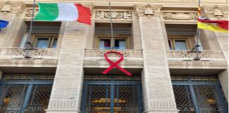 Nella giornata mondiale contro l’Aids che ricorre domani, venerdì 1 dicembre, già da questa sera la balconata di palazzo Zanca è ornata con un enorme “red ribbon”, il fiocco rosso che simboleggia la solidarietà con le persone contagiate dall’Hiv, e illuminato di colore rosso l’edificio sede del Comune di Messina