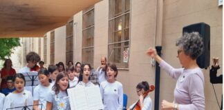La musica come occasione per fare riflettere su come l’infanzia non venga tutelata nel mondo: saranno i bambini e ragazzi dell’Orchestra dell’associazione “Teatro dei Ragazzi” i protagonisti del flash mob che si terrà alle 15.30 di lunedì 20 novembre, “Giornata internazionale dei diritti dell’infanzia”, a piazza Kalsa a Palermo