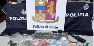 Gli agenti del Commissariato di P.S. di Avola, diretti dal Commissario Capo Dott. Pietro Vittorio D’Arrigo, chiudono la nota “piazza di spaccio” di via Miramare con un nuovo Blitz