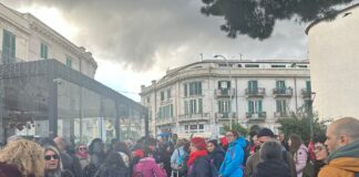 Nonostante le avverse condizioni meteorologiche, la manifestazione di “Non Una di Meno” ha attirato una massiccia partecipazione anche a Messina, dove si è svolta in contemporanea con Roma, con donne e uomini che si sono uniti per protestare contro la violenza di genere