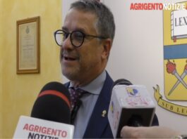 “Sono stati 8 mesi vissuti di corsa dove io sono stato il direttore tecnico di una squadra, abbiamo portato a casa la promozione senza perdere neanche una partita”: così, ai microfoni di AgrigentoNotizie, usando un parallelismo calcistico, il questore di Agrigento Emanuele Ricifari ha descritto la sua esperienza agrigentina: Il neo dirigente generale di pubblica sicurezza, da lunedì prossimo, prenderà servizio al Viminale… ma prima di partire, nella sala San Michele Arcangelo ha incontrato la stampa per un saluto alla città