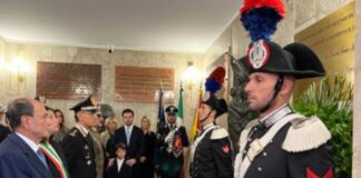 In occasione delle celebrazioni per il ventesimo anniversario della strage di Nassiriya, in Iraq, del 12 novembre 2003, il presidente della Regione Siciliana Renato Schifani ha deposto una corona di alloro ai piedi della lapide dedicata ai caduti militari e civili che si trova a Palazzo d’Orléans