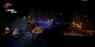 Nelle prime ore del mattino, su delega di questa Procura Distrettuale della Repubblica, militari del Comando Provinciale di Siracusa, supportati dallo Squadrone eliportato Cacciatori “Sicilia”, dal Nucleo Elicotteri e dal Nucleo Cinofili di Catania, hanno dato esecuzione ad un’ordinanza cautelare emessa dal Giudice per le Indagini Preliminari presso il Tribunale di Catania nei confronti di 19 persone gravemente indiziate, a vario titolo, dei reati di associazione finalizzata al traffico di stupefacenti, spaccio di sostanze stupefacenti e reati in materia di armi