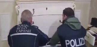 Al termine di un’indagine coordinata dalla Procura della Repubblica di Roma, la Polizia di Stato e la Polizia Locale di Roma Capitale hanno eseguito un’ordinanza cautelare, emessa dal GIP del Tribunale di Roma, nei confronti di 11 persone, gravemente indiziate, a vario titolo, dei delitti di associazione a delinquere finalizzata alla commissione dei reati di estorsione, truffa aggravata ai danni di persone anziane, furto aggravato, utilizzo fraudolento di carte di credito, sostituzione di persona, nonché del delitto di porto illegale di più armi da fuoco