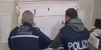 Al termine di un’indagine coordinata dalla Procura della Repubblica di Roma, la Polizia di Stato e la Polizia Locale di Roma Capitale hanno eseguito un’ordinanza cautelare, emessa dal GIP del Tribunale di Roma, nei confronti di 11 persone, gravemente indiziate, a vario titolo, dei delitti di associazione a delinquere finalizzata alla commissione dei reati di estorsione, truffa aggravata ai danni di persone anziane, furto aggravato, utilizzo fraudolento di carte di credito, sostituzione di persona, nonché del delitto di porto illegale di più armi da fuoco