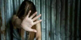 “Cosa ha spinto due ragazzine a vendere il proprio corpo?”: nella prima sezione penale del Tribunale di Roma ieri due ex 15enni hanno raccontato, tra sofferenza e conati di vomito, come riporta il Messaggero, la loro esperienza che risale a sette anni fa, un’esperienza che ha portato alla sbarra un fotografo, Massimiliano B., dopo la sentenza per le stesse accuse – prostituzione e pornografia minorile – di un amico ex militare e appassionato di fotografia, Stefano Grimaldi, che si è avvalso del rito abbreviato ed è stato condannato in primo grado a una pena di 7 anni