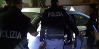 Nella mattinata odierna agenti della Polizia di Stato in servizio presso il Commissariato di Pubblica Sicurezza di Palmi, coadiuvati da personale dell’UPGSP della Questura di Reggio Calabria, hanno dato esecuzione all’ordinanza di applicazione di misura cautelare, emessa dal Tribunale di Palmi, con cui sono stati disposti gli arresti domiciliari nei confronti di 4 soggetti, due donne e due uomini, indagati per i reati di violenza o minaccia per costringere a commettere reato ed intralcio alla giustizia, commessi in concorso tra loro