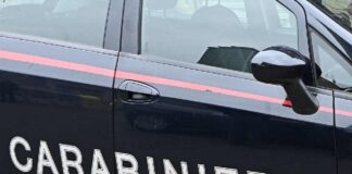 Reagiscono con violenza al controllo dei carabinieri, due dei quali riportano diverse contusioni, e, dopo essere stati bloccati, vengono sorpresi in possesso di arnesi per lo scasso
