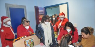 Momenti di festa ieri al reparto di Neuropsichiatria del Policlinico Universitario di Messina: ad entrare in corsia tanti Babbo Natale dell’Avis comunale di Falcone che hanno regalato ai bimbi ricoverati giocattoli e sorrisi