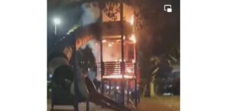 Un gioco della bambinopoli nel parco Falcone a Catania dato alle fiamme rappresenta l’ennesima “impresa” di delinquenza e teppismo che va assolutamente fermata: sui social impazza un video di pochi secondi dove si vede questo rogo che, solo per pura fortuna e dato che la zona è assolutamente deserta, non comporta cause ben peggiori per la pubblica incolumità
