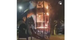Un gioco della bambinopoli nel parco Falcone a Catania dato alle fiamme rappresenta l’ennesima “impresa” di delinquenza e teppismo che va assolutamente fermata: sui social impazza un video di pochi secondi dove si vede questo rogo che, solo per pura fortuna e dato che la zona è assolutamente deserta, non comporta cause ben peggiori per la pubblica incolumitÃ