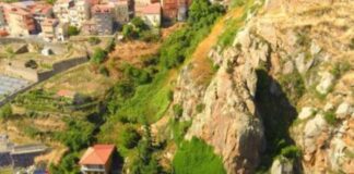 Un appalto da due milioni e 200 mila euro per affidare l’intervento che a Cesarò, nel Messinese, consentirà di mettere in sicurezza un tratto della strada statale 120 e alcune abitazioni che si trovano a valle della Rocca Giannina: sulla sommità della rupe sorge il Castello Colonna e dalle pareti rocciose, negli ultimi anni, a più riprese è scivolato giù del pietrame, a conferma di un pericolo costantemente in agguato