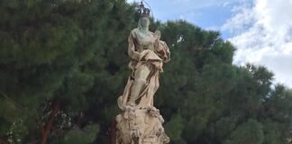 Rispettando la tradizione dell’8 dicembre, anche ieri i Vigili del Fuoco di Messina hanno deposto una Corona di fiori sulla Stele raffigurante la ‘Vergine Maria’ situata in piazza Immacolata di Marmo, luogo adiacente al Duomo peloritano