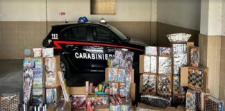 Mezza tonnellata di botti illegali: è quanto sequestrato dai carabinieri a Casalnuovo di Napoli… a finire in manette un 66enne del posto, mentre un 25enne è stato denunciato