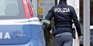 Agenti delle Volanti hanno eseguito nelle ore scorse un’ordinanza di custodia cautelare in carcere, emessa dal GIP del Tribunale di Siracusa a seguito della richiesta avanzata dai magistrati della locale Procura della Repubblica nei confronti di un siracusano (classe 1973) accusato dei reati di lesioni personali aggravate, atti persecutori e maltrattamenti perpetrati nei confronti della moglie, anche in presenza dei figli minori