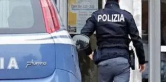 Agenti delle Volanti hanno eseguito nelle ore scorse un’ordinanza di custodia cautelare in carcere, emessa dal GIP del Tribunale di Siracusa a seguito della richiesta avanzata dai magistrati della locale Procura della Repubblica nei confronti di un siracusano (classe 1973) accusato dei reati di lesioni personali aggravate, atti persecutori e maltrattamenti perpetrati nei confronti della moglie, anche in presenza dei figli minori