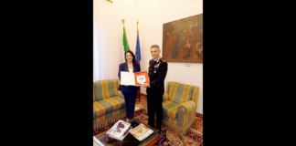 Ieri mattina…, presso la caserma Bonsignore il Comandante del Comando Interregionale Carabinieri Culqualber di Messina Generale di Corpo D’Armata Giovanni Truglio ha incontrato il Cav. Avv. Silvana Paratore, Vice Presidente Nazionale dell’A.N.I.O.M.R.I.D (Associazione Nazionale Insigniti dell’Ordine al Merito della Repubblica Italiana e Decorati) per la consegna del Crest associativo e lo scambio degli auguri natalizi